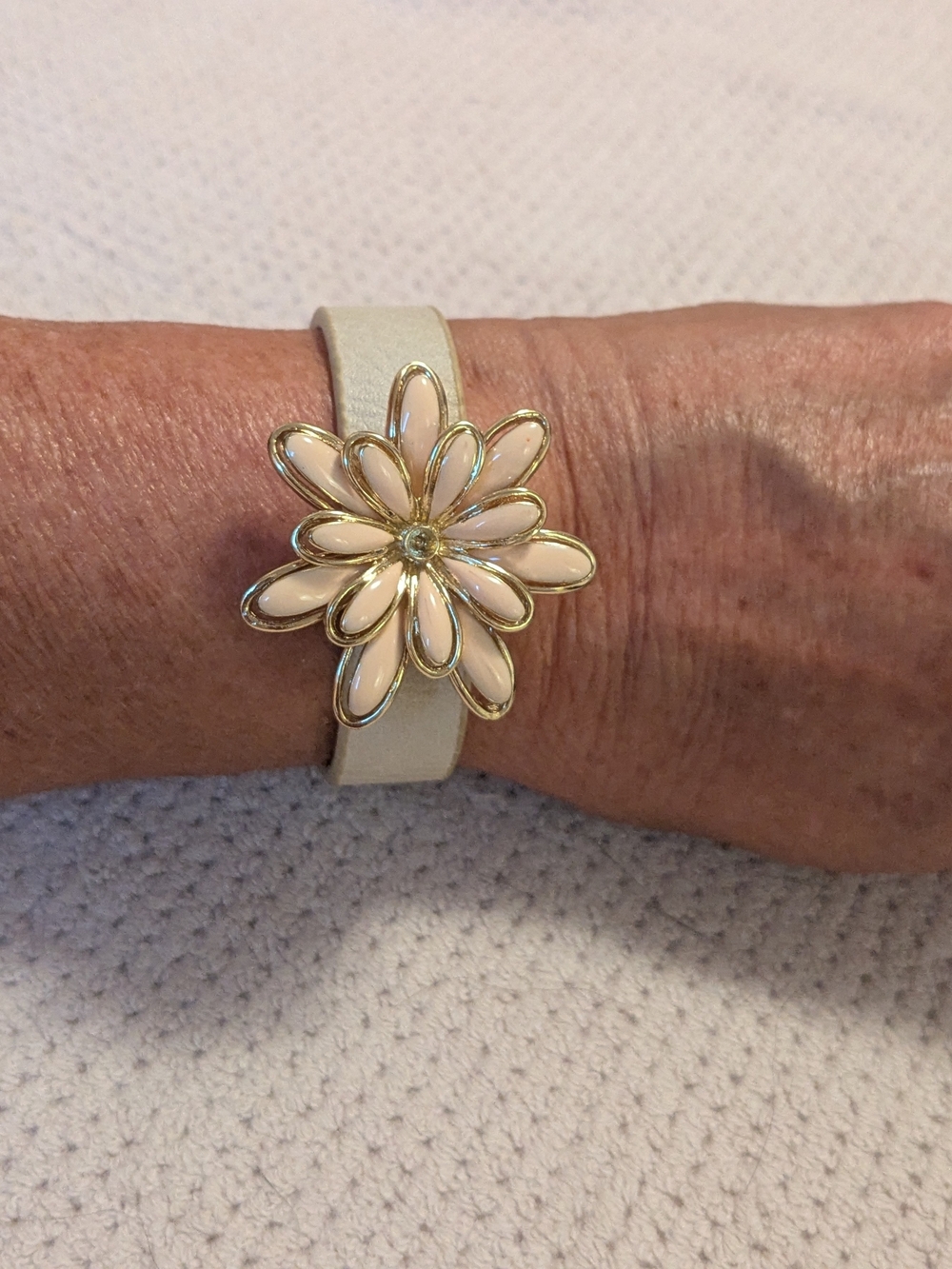 Gold-Tone Daisy Flower Leather Strap Bracelet - Cream Pink